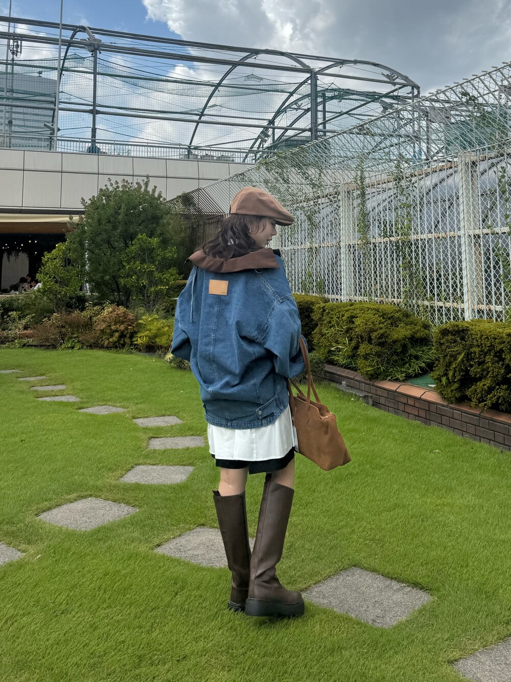 ホワイト系のワンピース、ブラウン系のその他アウター、イエロー系のボストンバッグを着用したレディースの秋コーディネートの4枚目の写真