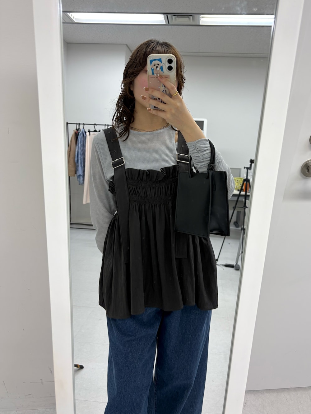 グレー系のその他トップス、ブルー系のデニムパンツ、ブラック系のサンダルを着用したレディースの春コーディネートの6枚目の写真