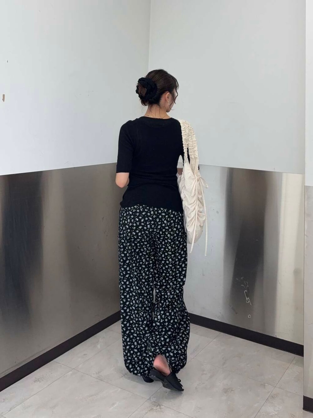 ブラック系のサンダル、ブラック系のその他パンツ、ホワイト系のショルダーバッグを着用したレディースの夏コーディネートの3枚目の写真