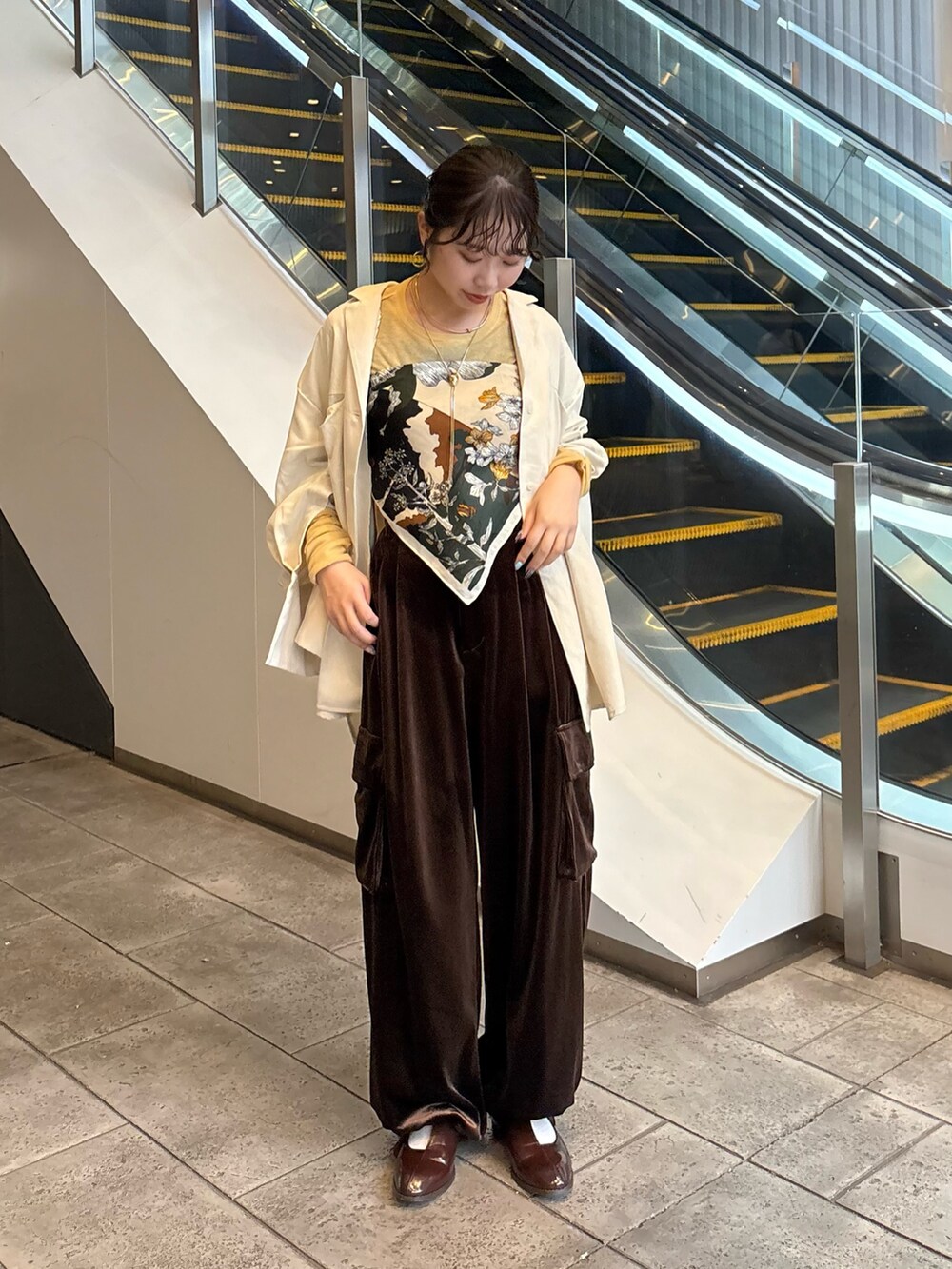 ブラウン系のその他パンツ、ホワイト系のシャツ/ブラウス、ホワイト系のTシャツ/カットソーを着用したレディースの秋コーディネートの2枚目の写真