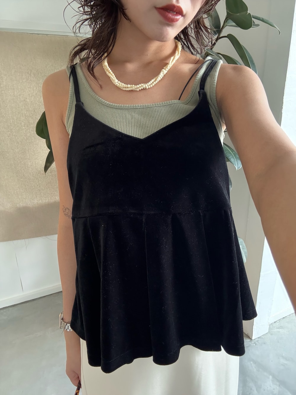 ブラック系のキャミソール、ブラウン系のサングラスを着用したレディースの夏コーディネートの3枚目の写真