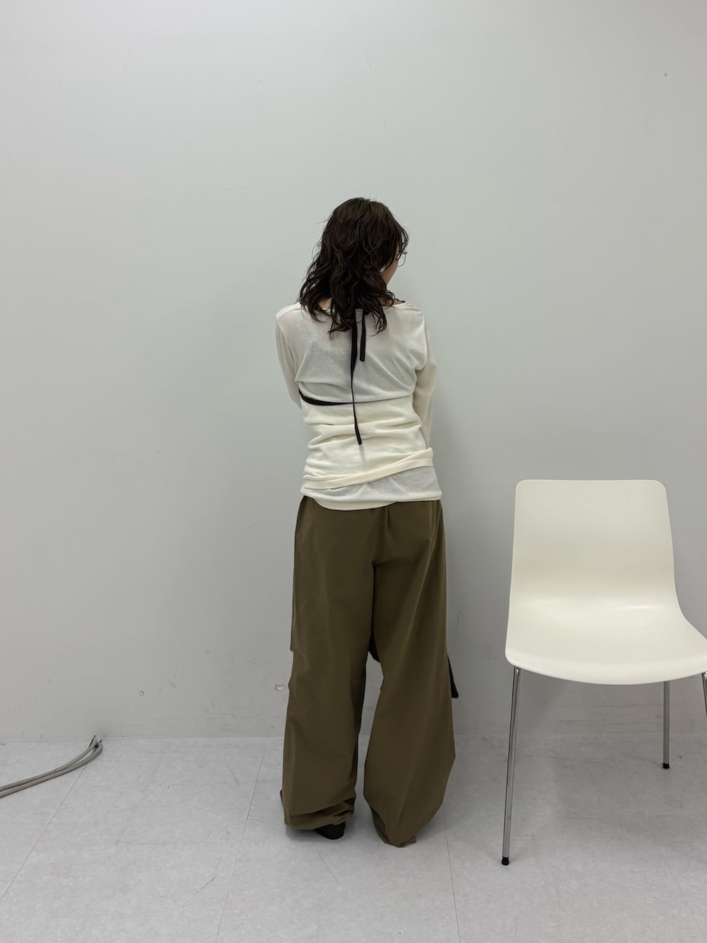 グリーン系のその他パンツ、ブラック系のその他シューズ、ブラック系のショルダーバッグを着用したレディースの冬コーディネートの3枚目の写真