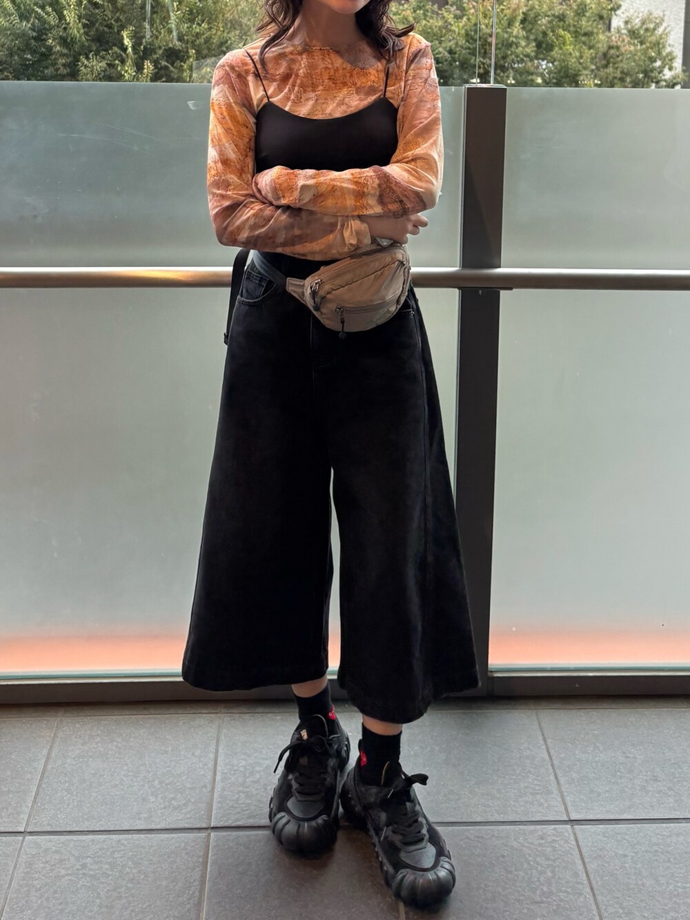 ベージュ系のカーディガン/ボレロ、ブラック系のブラジャーを着用したレディースの秋コーディネートの5枚目の写真