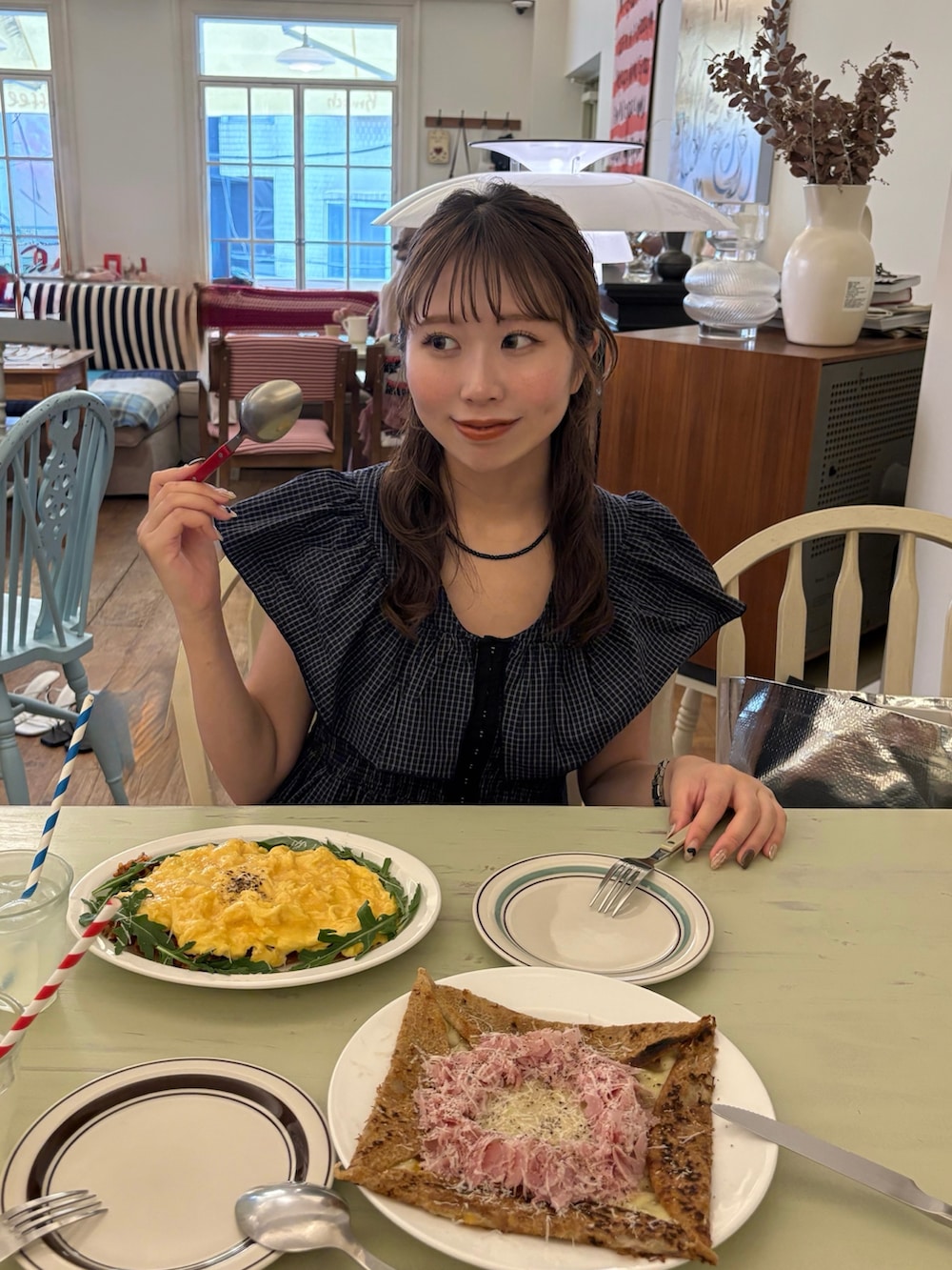 ブルー系のシャツ/ブラウス、ホワイト系のその他パンツを着用したレディースの夏コーディネートの4枚目の写真