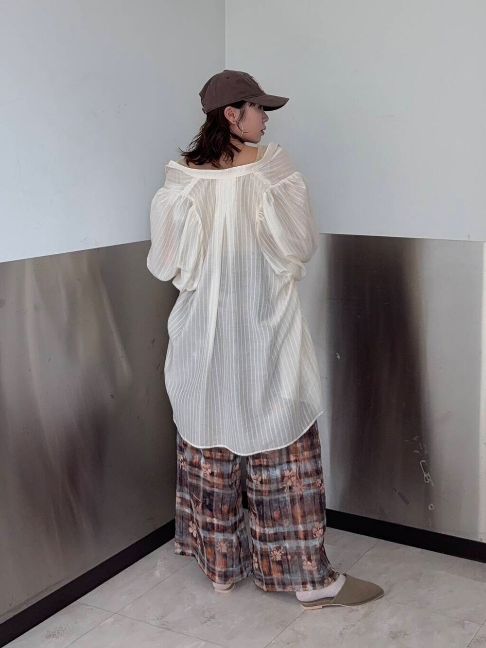 ベージュ系のその他シューズ、ベージュ系のタンクトップ、オレンジ系のその他パンツを着用したレディースの夏コーディネートの3枚目の写真