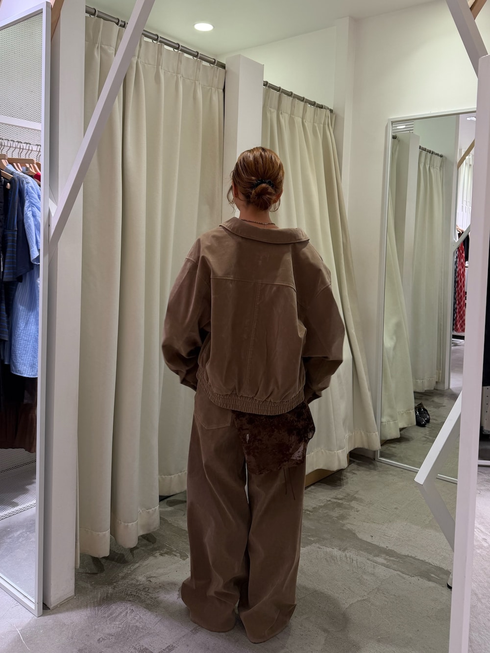ベージュ系のブルゾン、ベージュ系のその他パンツ、ブラウン系のTシャツ/カットソーを着用したレディースの秋コーディネートの3枚目の写真