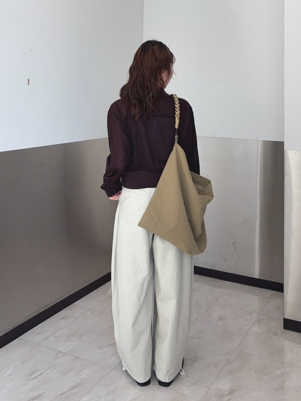 ブラウン系のシャツ/ブラウス、ホワイト系のその他パンツ、ブラック系のサンダルを着用したレディースの春コーディネートの4枚目の写真