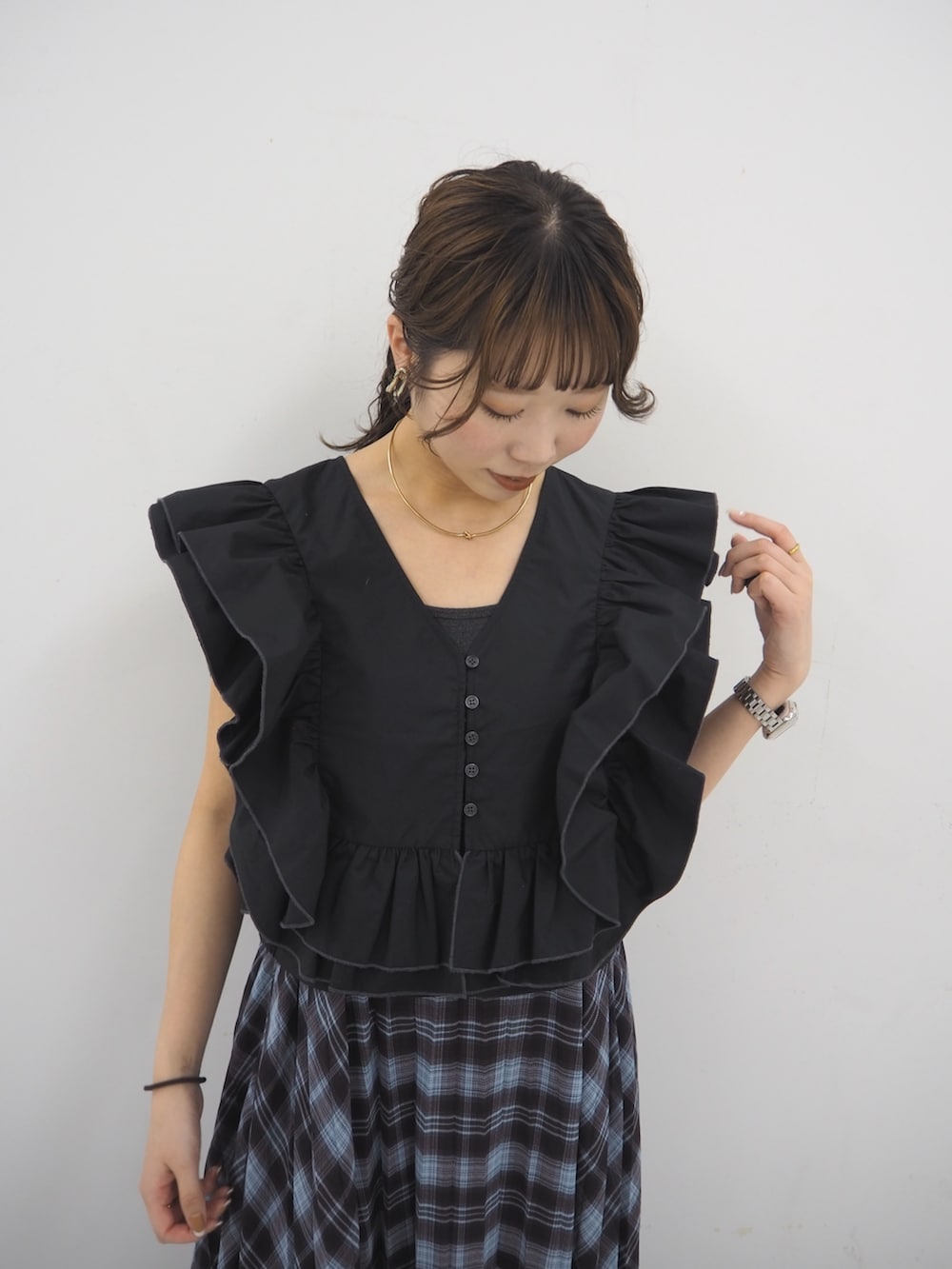 ブラック系のシャツ/ブラウス、ブラウン系のワンピースを着用したレディースの春コーディネートの3枚目の写真