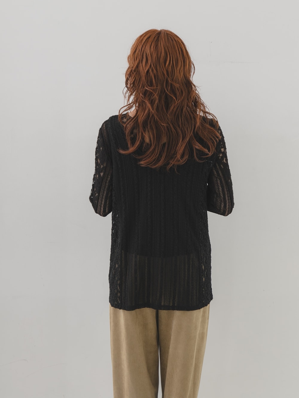 ベージュ系のその他パンツ、ブラック系のカーディガン/ボレロを着用したレディースの夏コーディネートの3枚目の写真