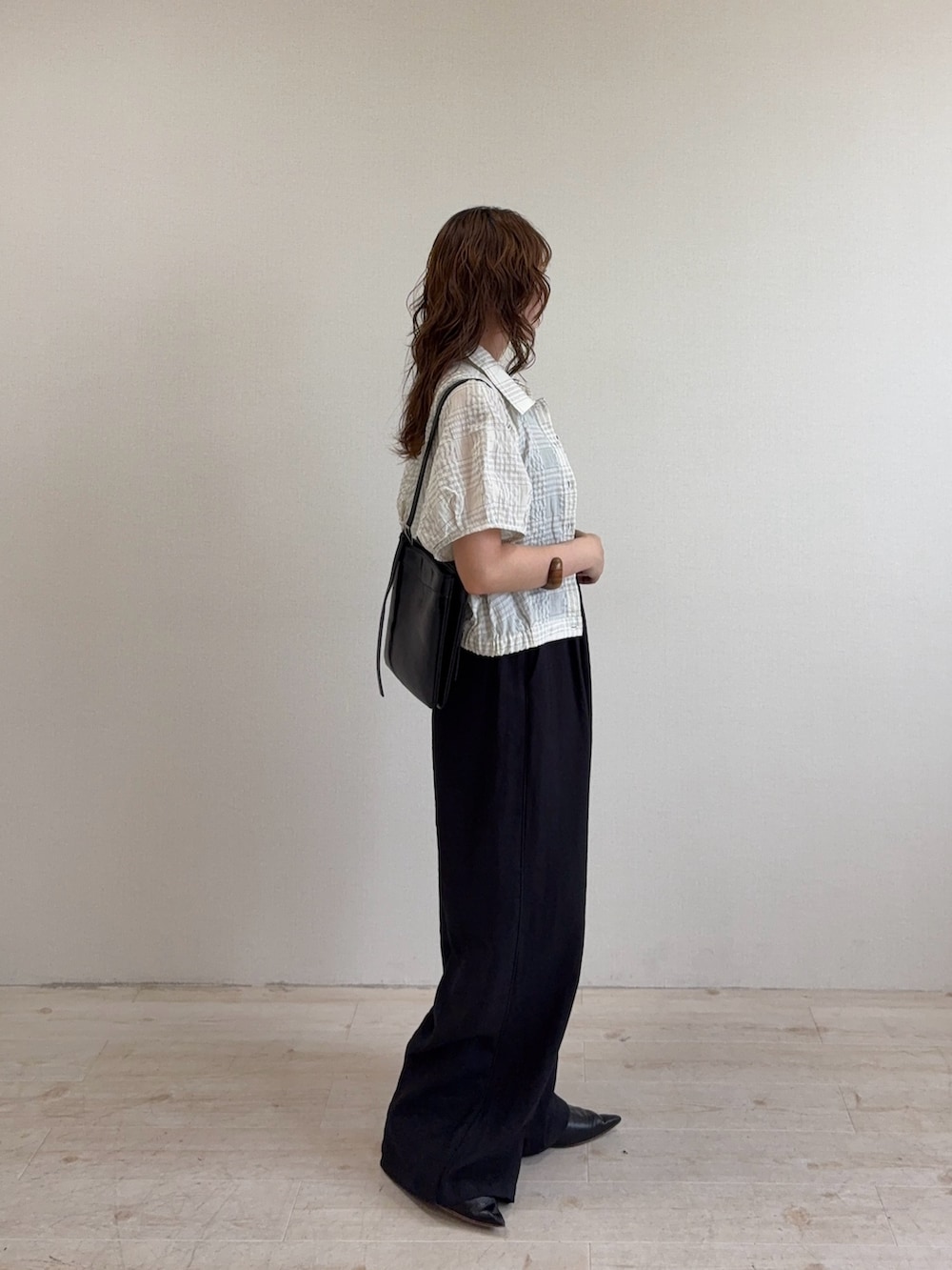 ホワイト系のシャツ/ブラウス、ブラック系のその他パンツ、ブラック系のキャミソールを着用したレディースの夏コーディネートの2枚目の写真