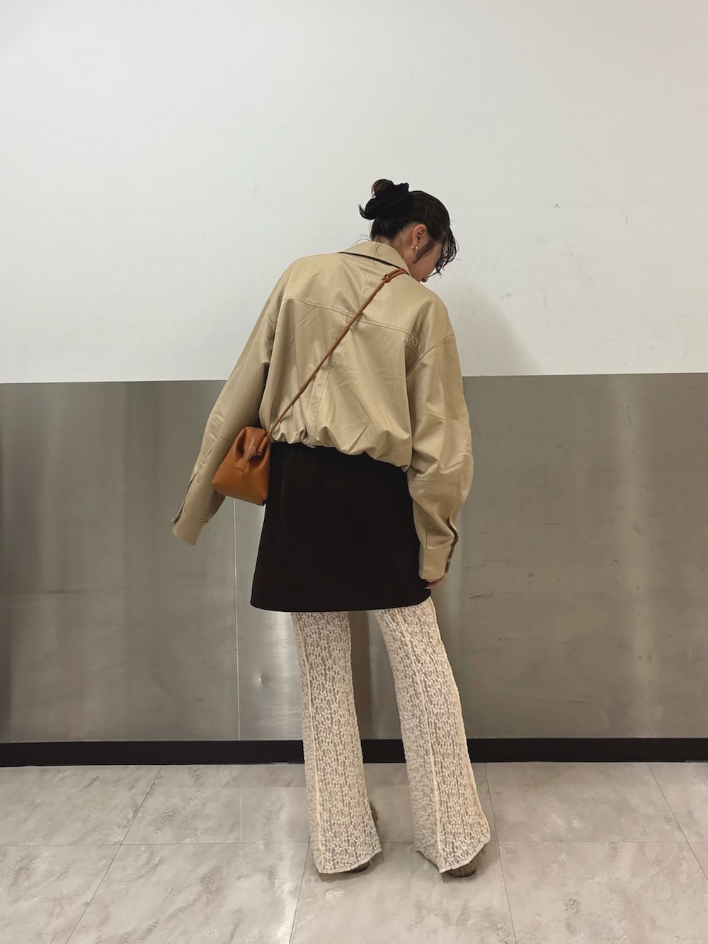 ベージュ系のブルゾン、ブラウン系のスカート、ホワイト系のその他パンツを着用したレディースの秋コーディネートの3枚目の写真