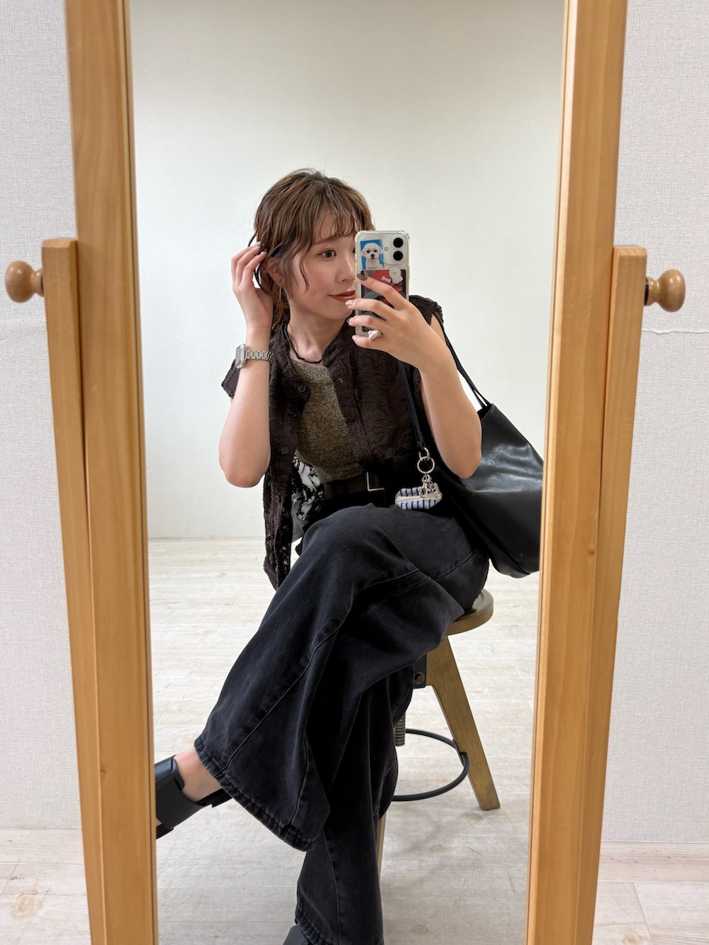 ブラウン系のシャツ/ブラウス、ブラウン系のタンクトップ、ブラック系のショルダーバッグを着用したレディースの夏コーディネートの2枚目の写真