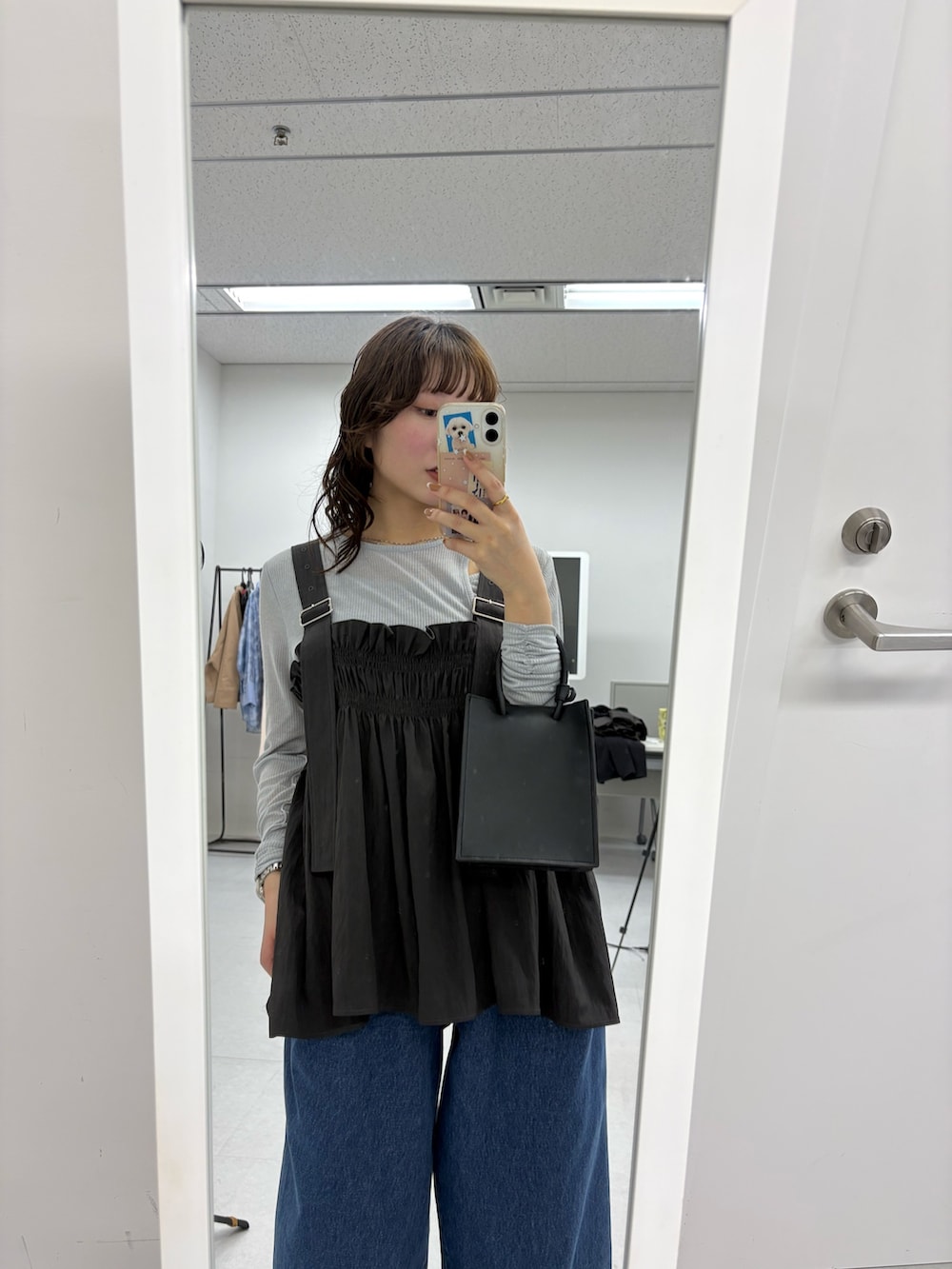 グレー系のその他トップス、ブルー系のデニムパンツ、ブラック系のサンダルを着用したレディースの春コーディネートの4枚目の写真