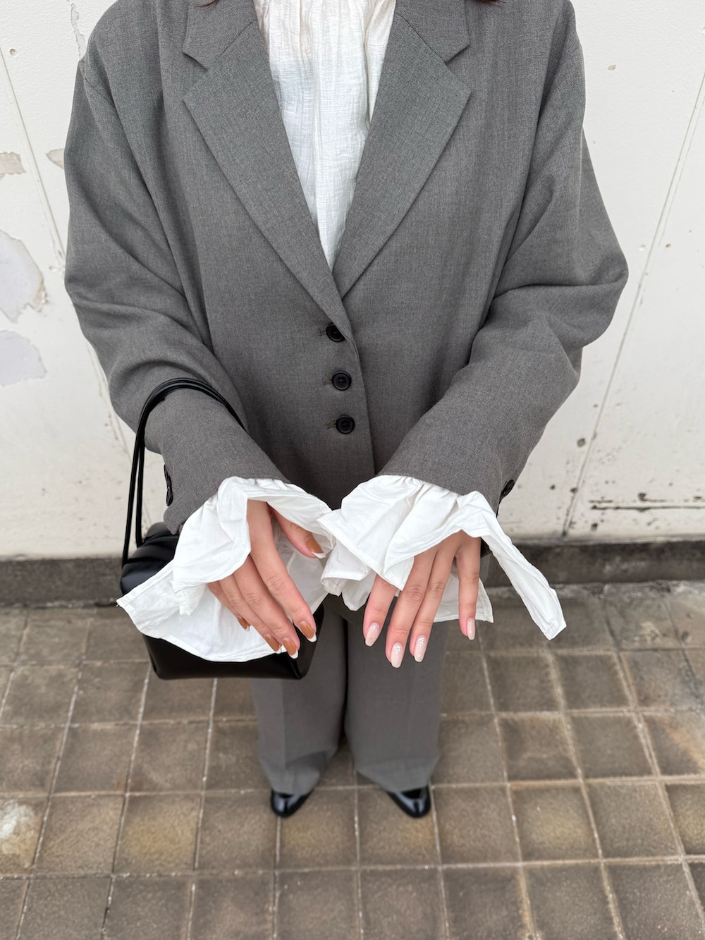 グレー系のその他アウター、グレー系のその他パンツ、ブラック系のローファーを着用したレディースの春コーディネートの2枚目の写真