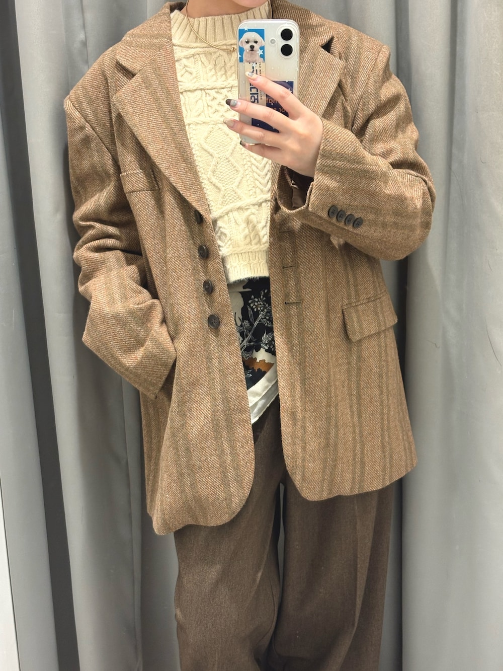 ベージュ系のニット/セーター、ブラウン系のその他パンツ、オレンジ系のその他アウターを着用したレディースの冬コーディネートの2枚目の写真