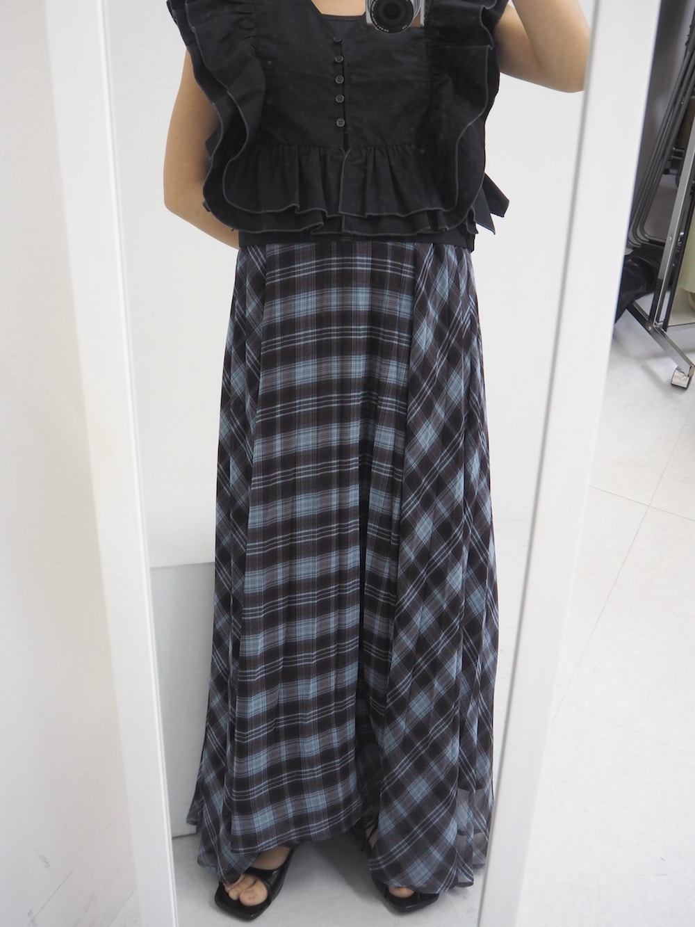 ブラック系のシャツ/ブラウス、ブラウン系のワンピースを着用したレディースの春コーディネートの4枚目の写真