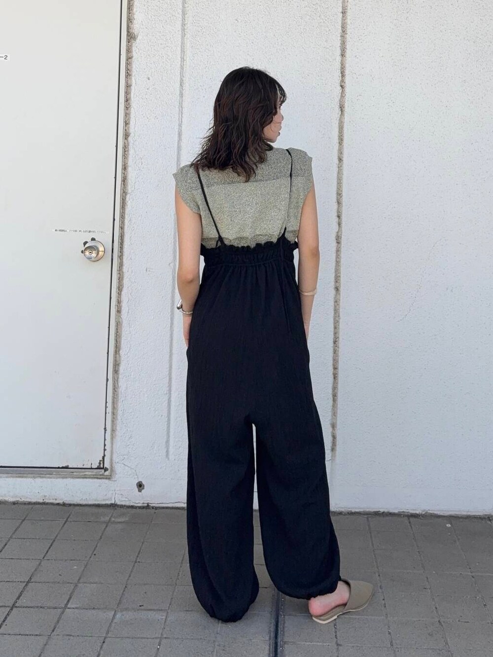 ベージュ系のその他シューズ、ベージュ系のニット/セーター、ブラック系のサロペット/オーバーオールを着用したレディースの夏コーディネートの2枚目の写真