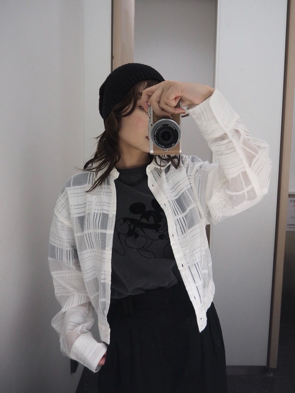 グレー系のTシャツ/カットソー、ブラック系のその他パンツ、ブラック系のその他シューズを着用したレディースの春コーディネートの4枚目の写真