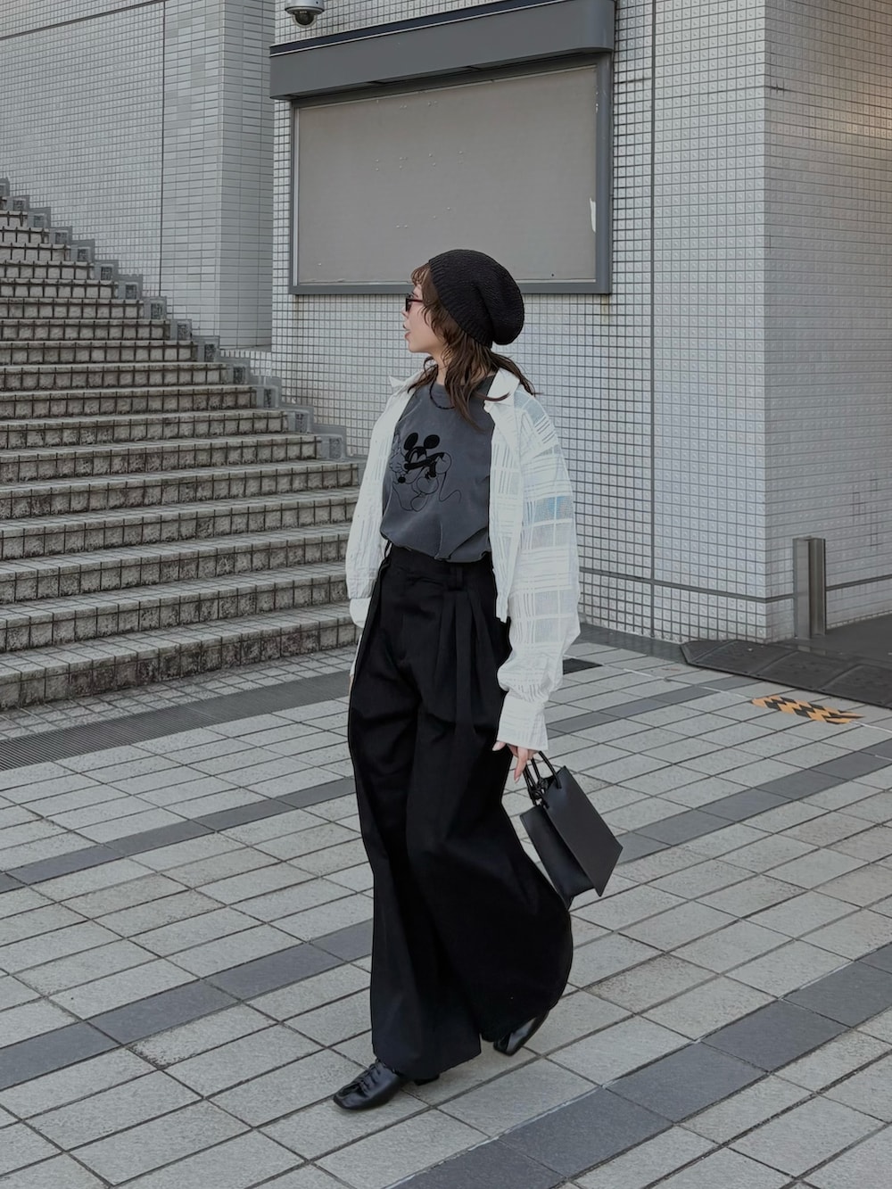 グレー系のTシャツ/カットソー、ブラック系のその他パンツ、ブラック系のその他シューズを着用したレディースの春コーディネートの2枚目の写真