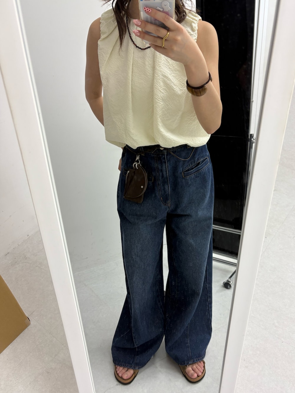 ホワイト系のシャツ/ブラウス、ブルー系のデニムパンツ、ブラウン系のサンダルを着用したレディースの夏コーディネートの4枚目の写真