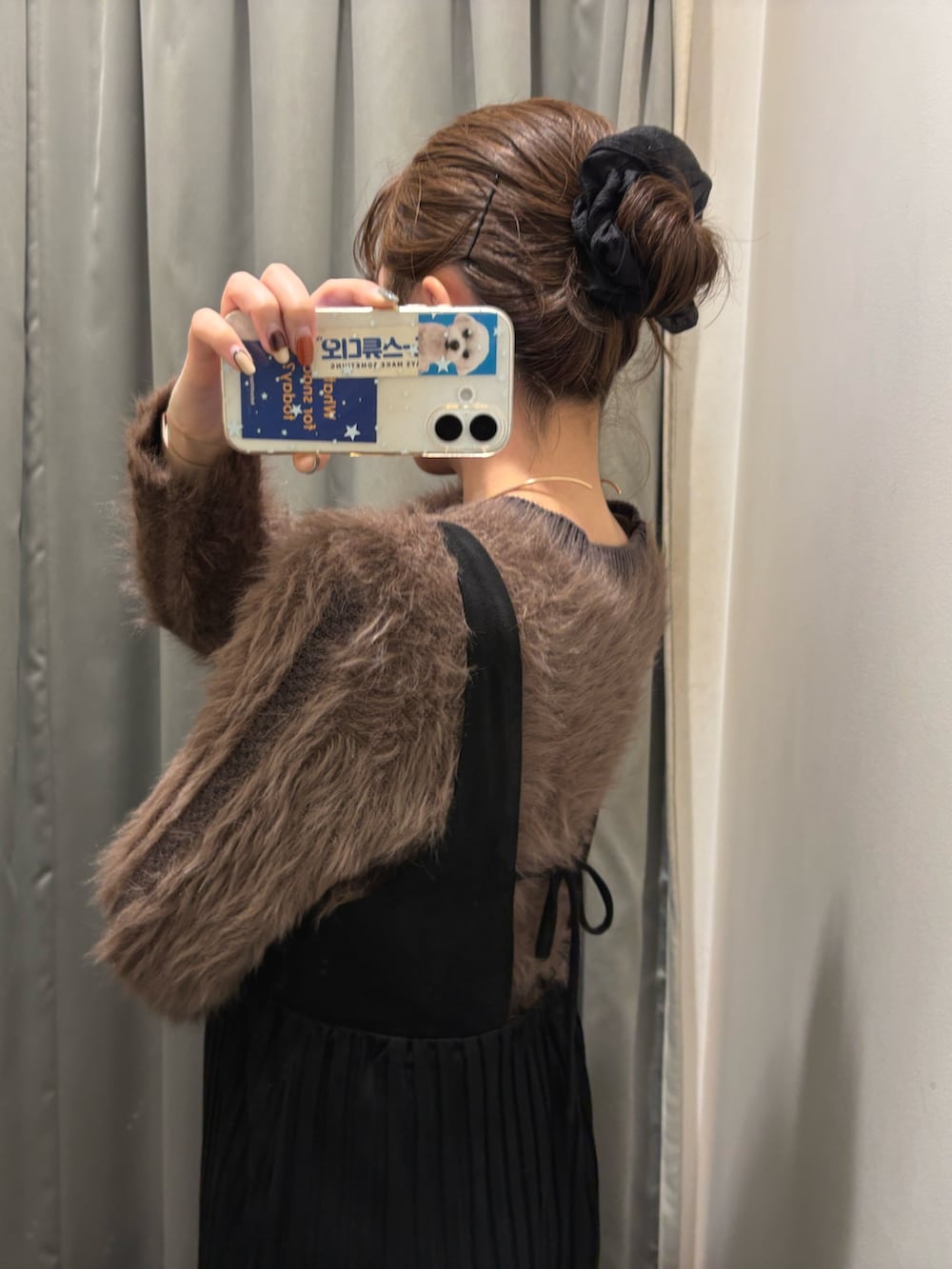 ブラック系のワンピース、ブラック系のブーツ、ブラウン系のニット/セーターを着用したレディースの冬コーディネートの3枚目の写真