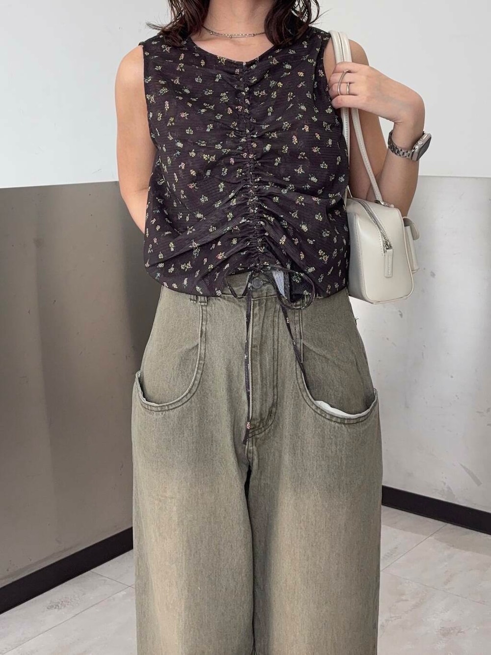 ホワイト系のショルダーバッグ、グリーン系のデニムパンツ、ブラウン系のシャツ/ブラウスを着用したレディースの夏コーディネートの3枚目の写真