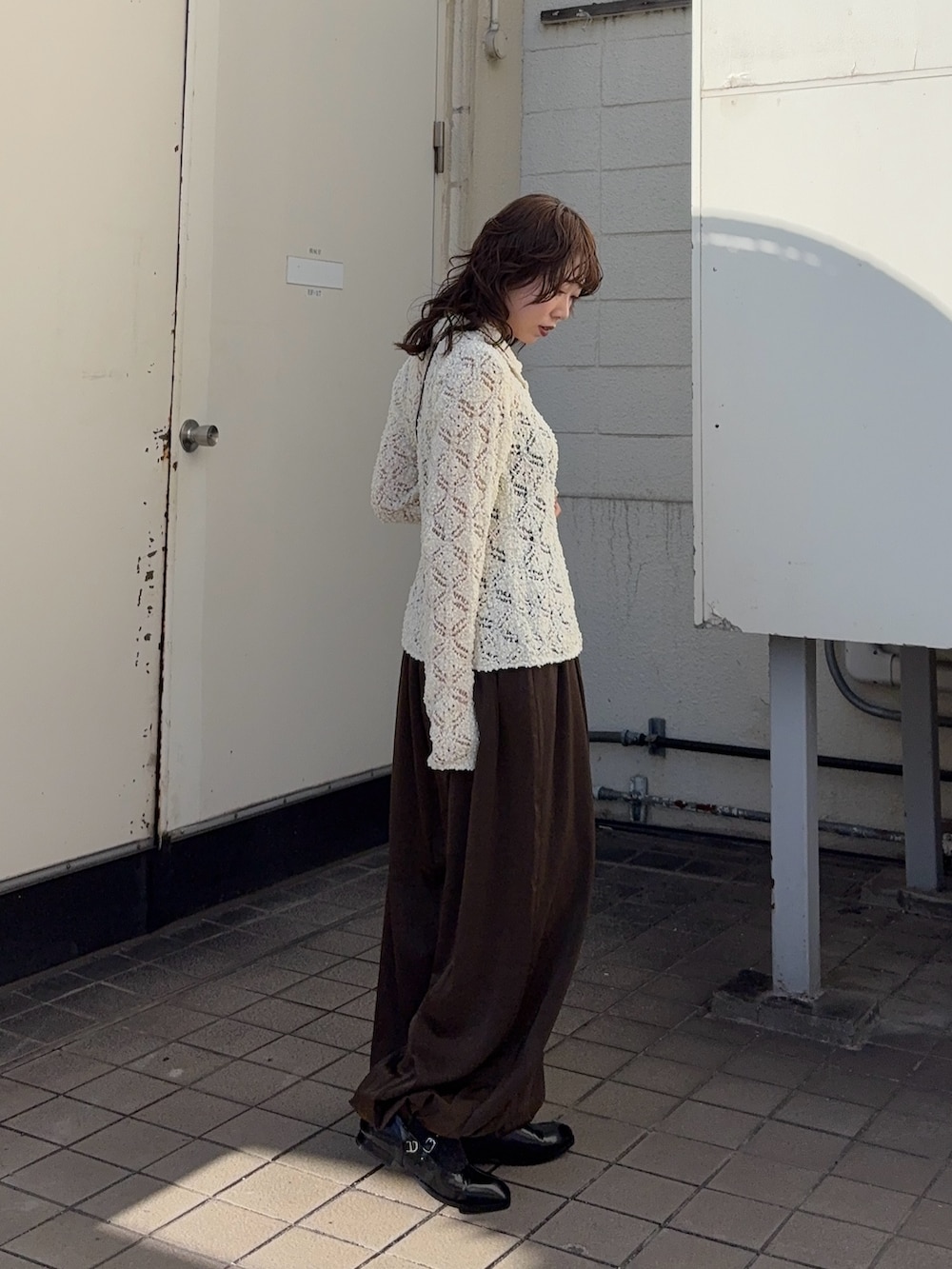 ホワイト系のニット/セーター、グリーン系のその他パンツ、ブラック系のその他シューズを着用したレディースの冬コーディネートの2枚目の写真