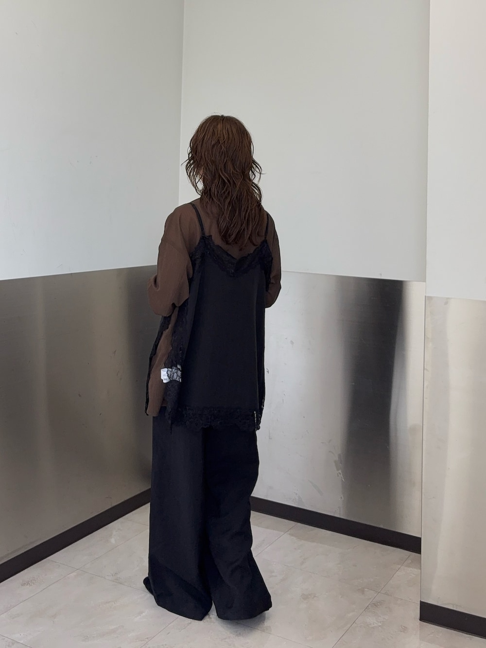 ブラック系のキャミソール、ブラック系のその他パンツ、ブラウン系のその他アウターを着用したレディースの春コーディネートの3枚目の写真