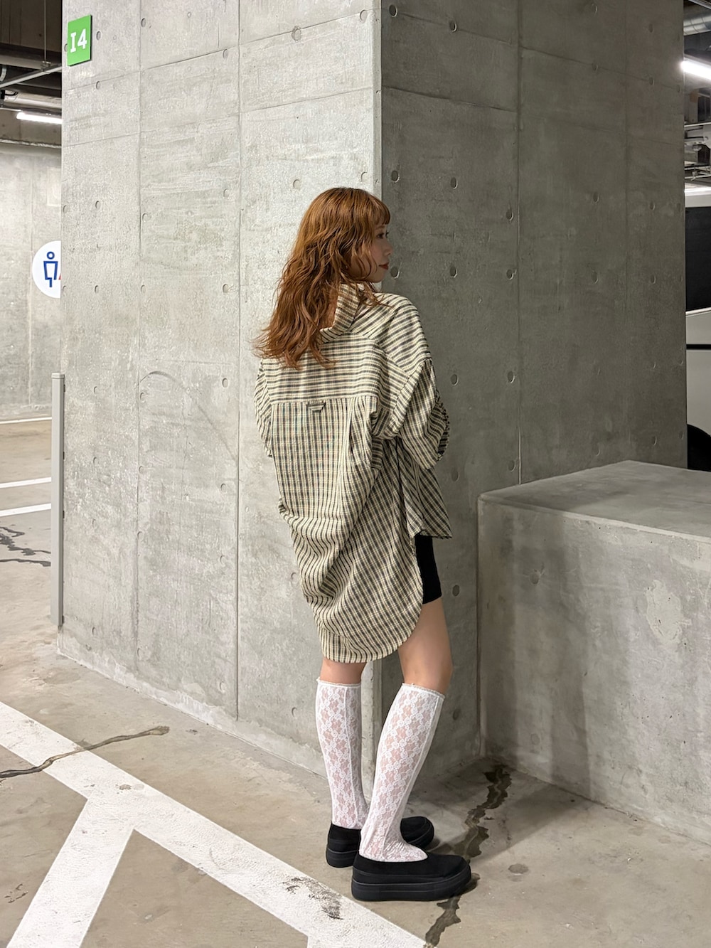 ベージュ系のシャツ/ブラウス、ブラック系のその他パンツ、ブラック系のスリッポンを着用したレディースの夏コーディネートの2枚目の写真