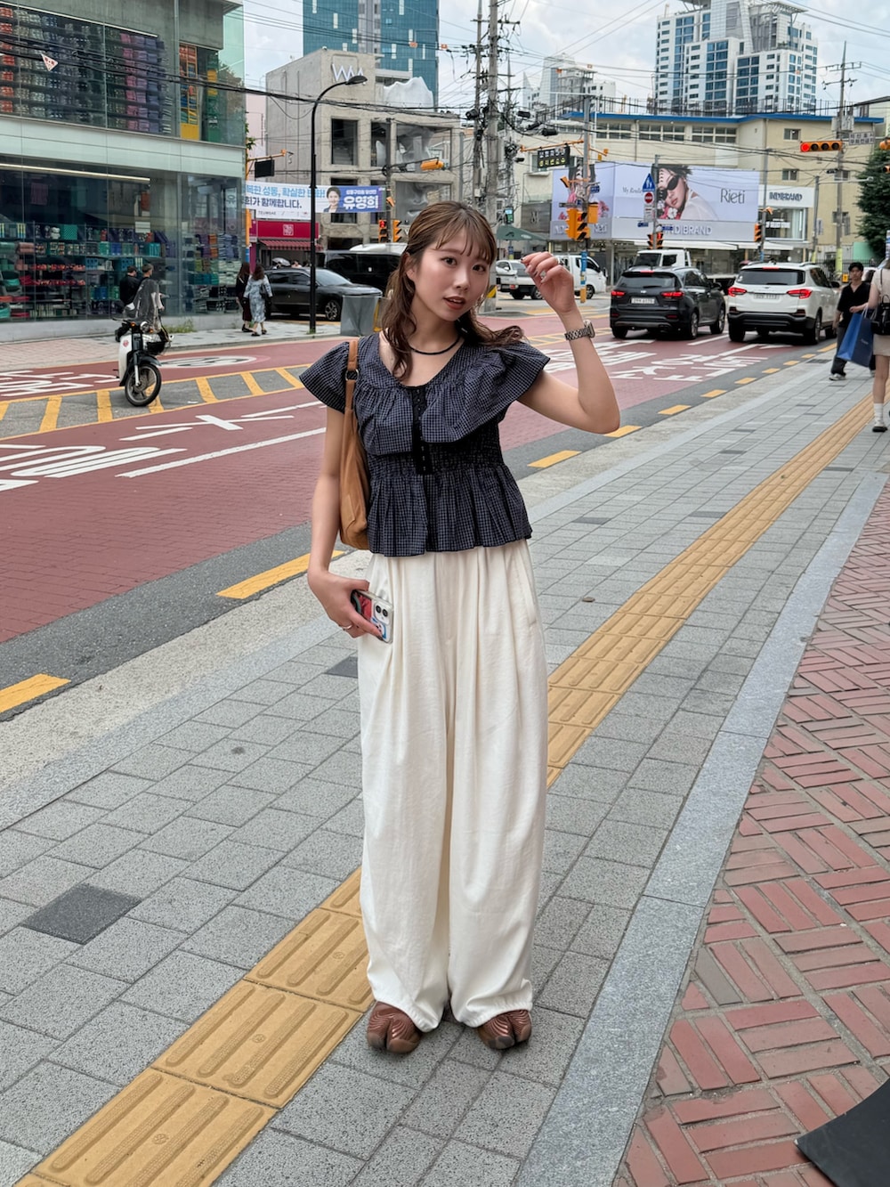 ブルー系のシャツ/ブラウス、ホワイト系のその他パンツを着用したレディースの夏コーディネートの2枚目の写真