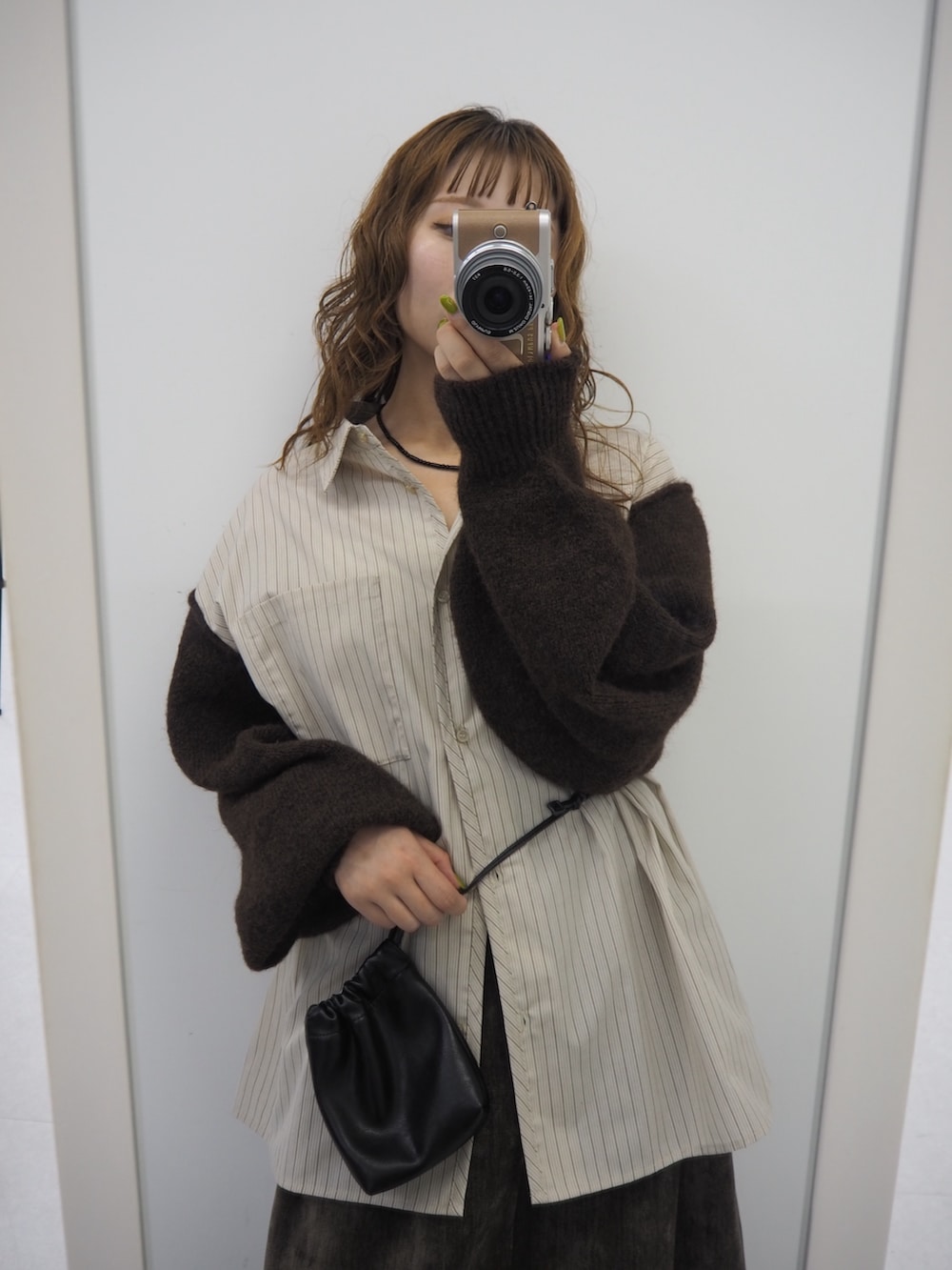 ベージュ系のシャツ/ブラウスを着用したレディースの秋コーディネートの5枚目の写真