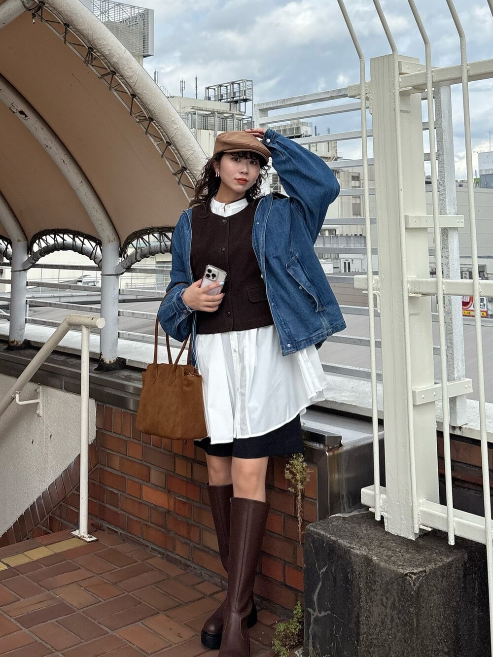 ホワイト系のワンピース、ブラウン系のその他アウター、イエロー系のボストンバッグを着用したレディースの秋コーディネートの2枚目の写真