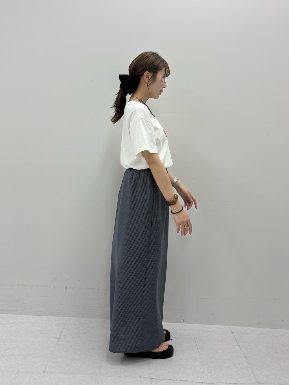 ホワイト系のTシャツ/カットソー、グレー系のスカートを着用したレディースの春コーディネートの2枚目の写真