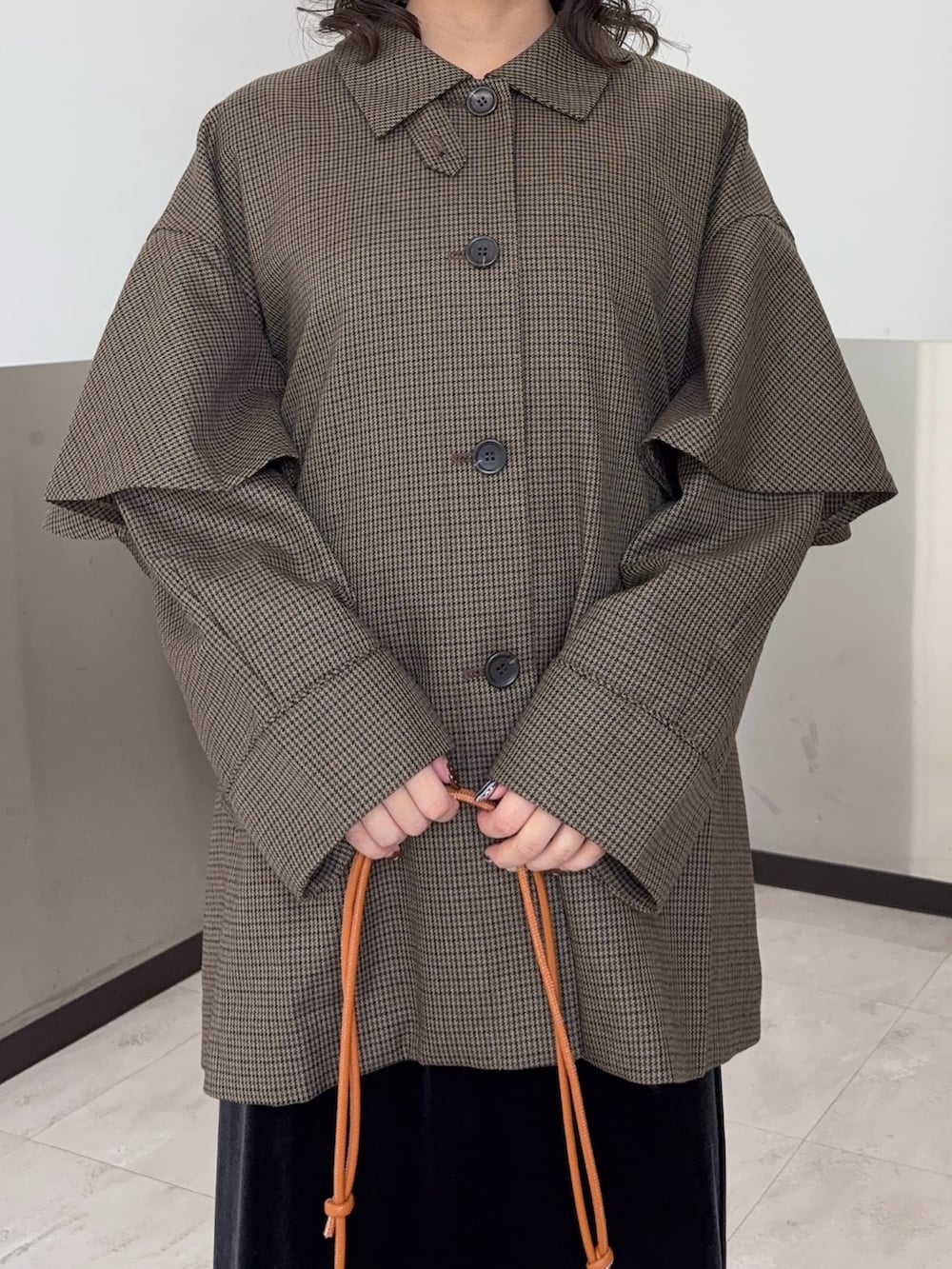 ブラウン系のその他アウター、グレー系のスカート、ブラック系のその他シューズを着用したレディースの秋コーディネートの4枚目の写真