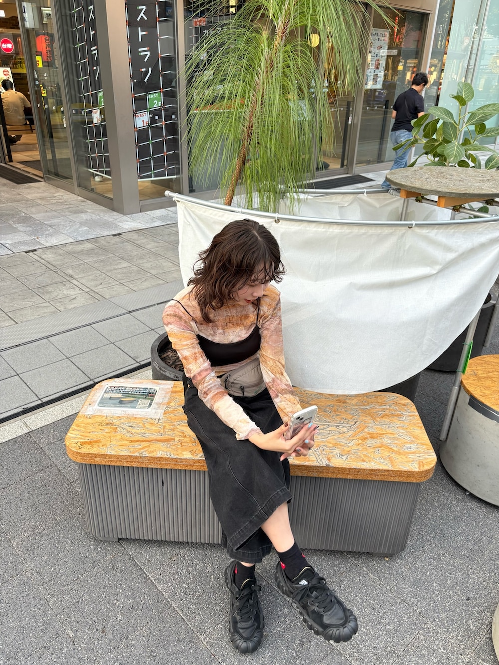 ベージュ系のカーディガン/ボレロ、ブラック系のブラジャーを着用したレディースの秋コーディネートの2枚目の写真