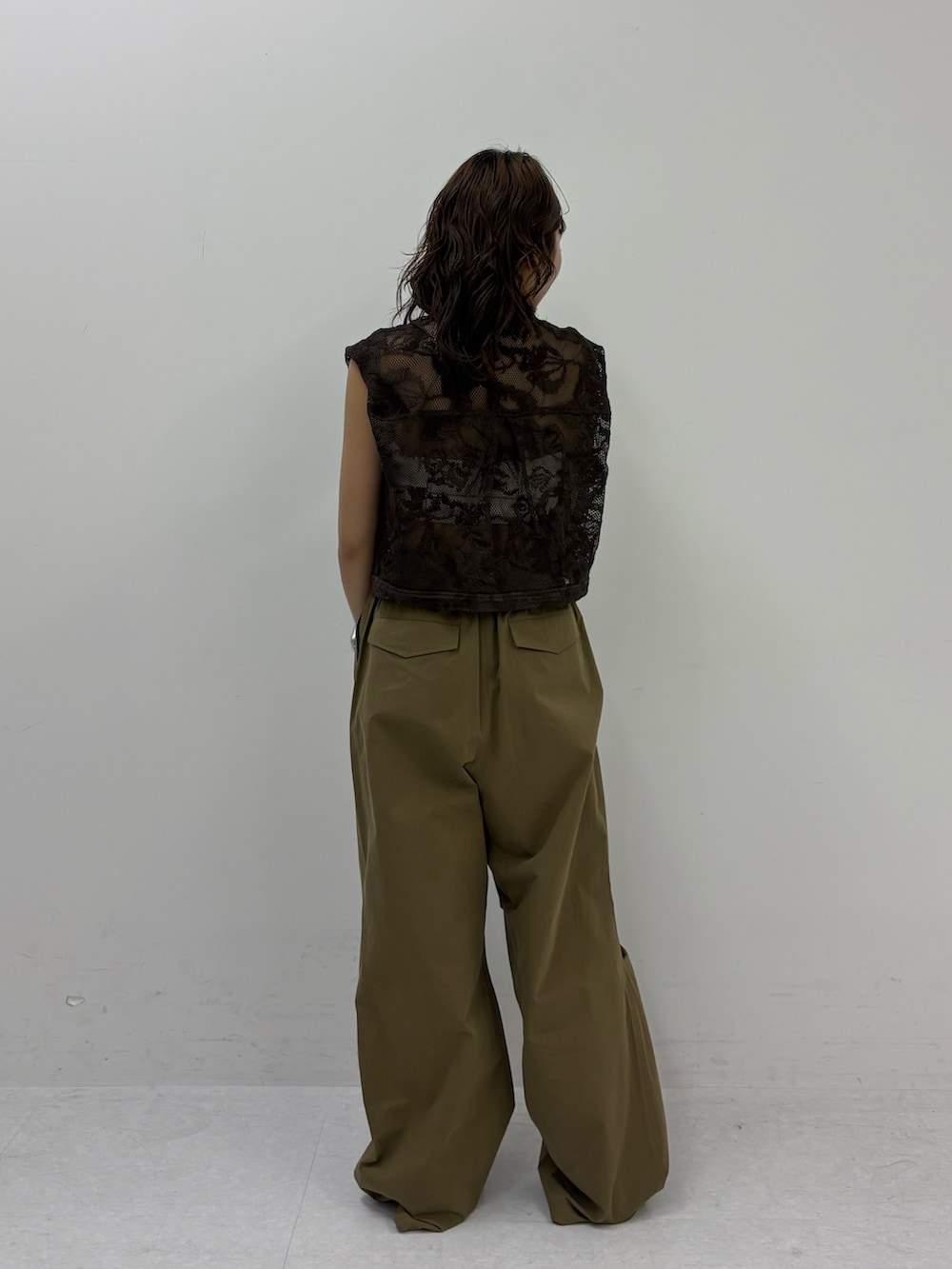 ブラウン系のシャツ/ブラウス、グリーン系のその他パンツ、ブラック系のサンダルを着用したレディースの春コーディネートの3枚目の写真