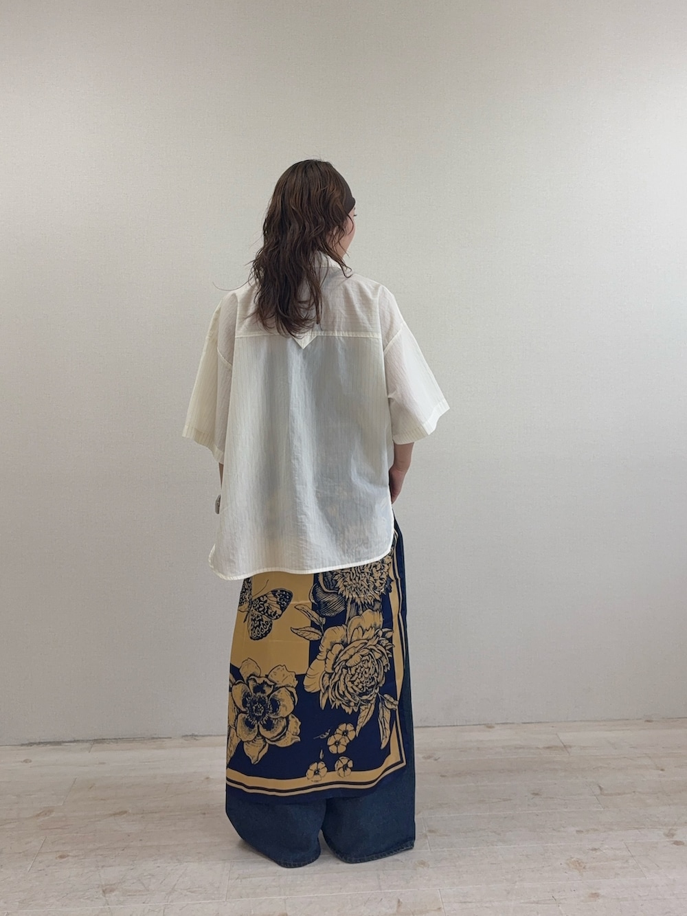 ホワイト系のシャツ/ブラウス、ブルー系のデニムパンツ、ブラック系のサンダルを着用したレディースの夏コーディネートの3枚目の写真