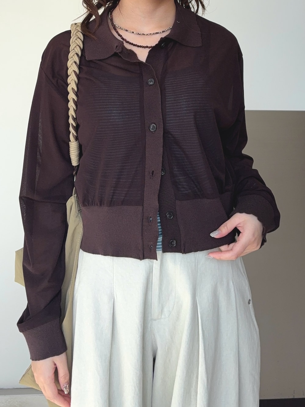 ブラウン系のシャツ/ブラウス、ホワイト系のその他パンツ、ブラック系のサンダルを着用したレディースの春コーディネートの5枚目の写真