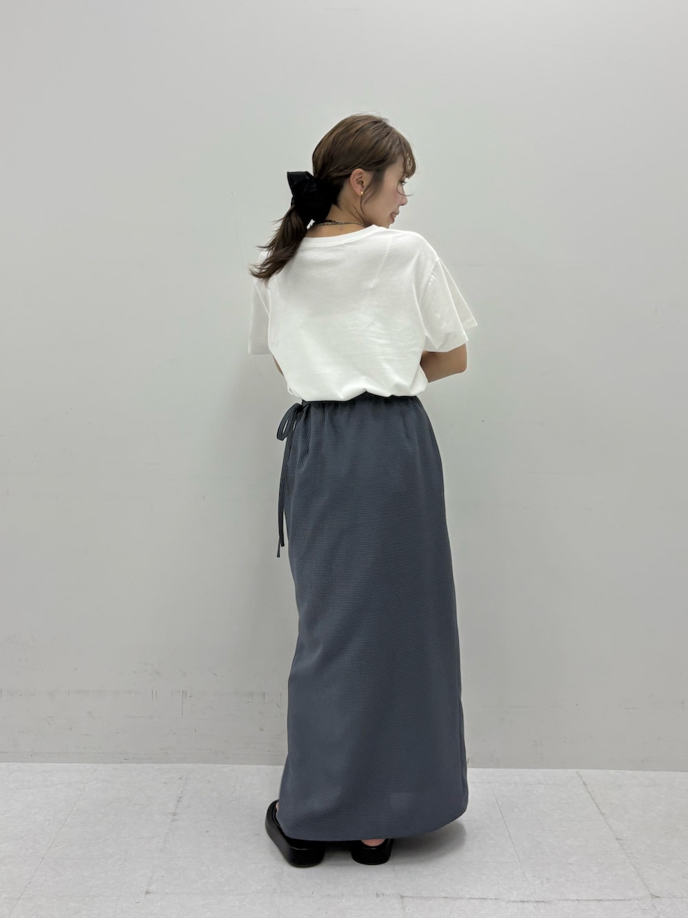 ホワイト系のTシャツ/カットソー、グレー系のスカートを着用したレディースの春コーディネートの3枚目の写真