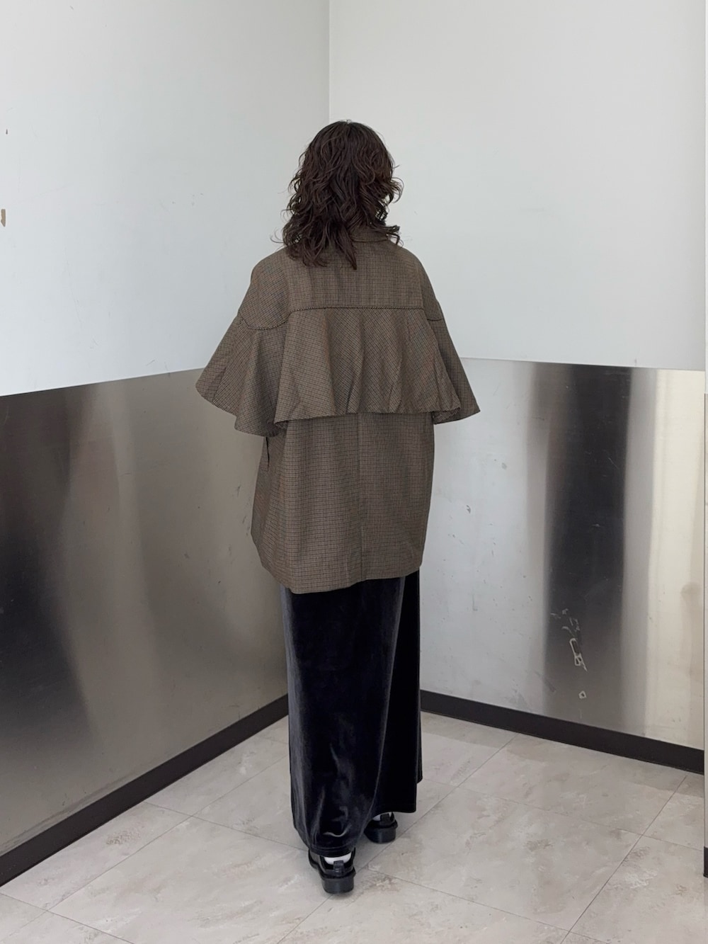 ブラウン系のその他アウター、グレー系のスカート、ブラック系のその他シューズを着用したレディースの秋コーディネートの3枚目の写真