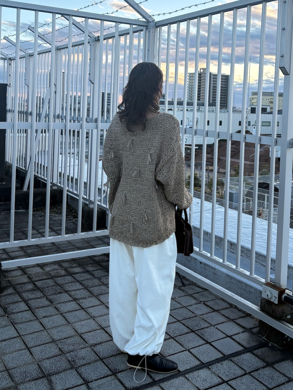 グリーン系のニット/セーター、ホワイト系のその他パンツ、ブラック系のパンプスを着用したレディースの冬コーディネートの3枚目の写真