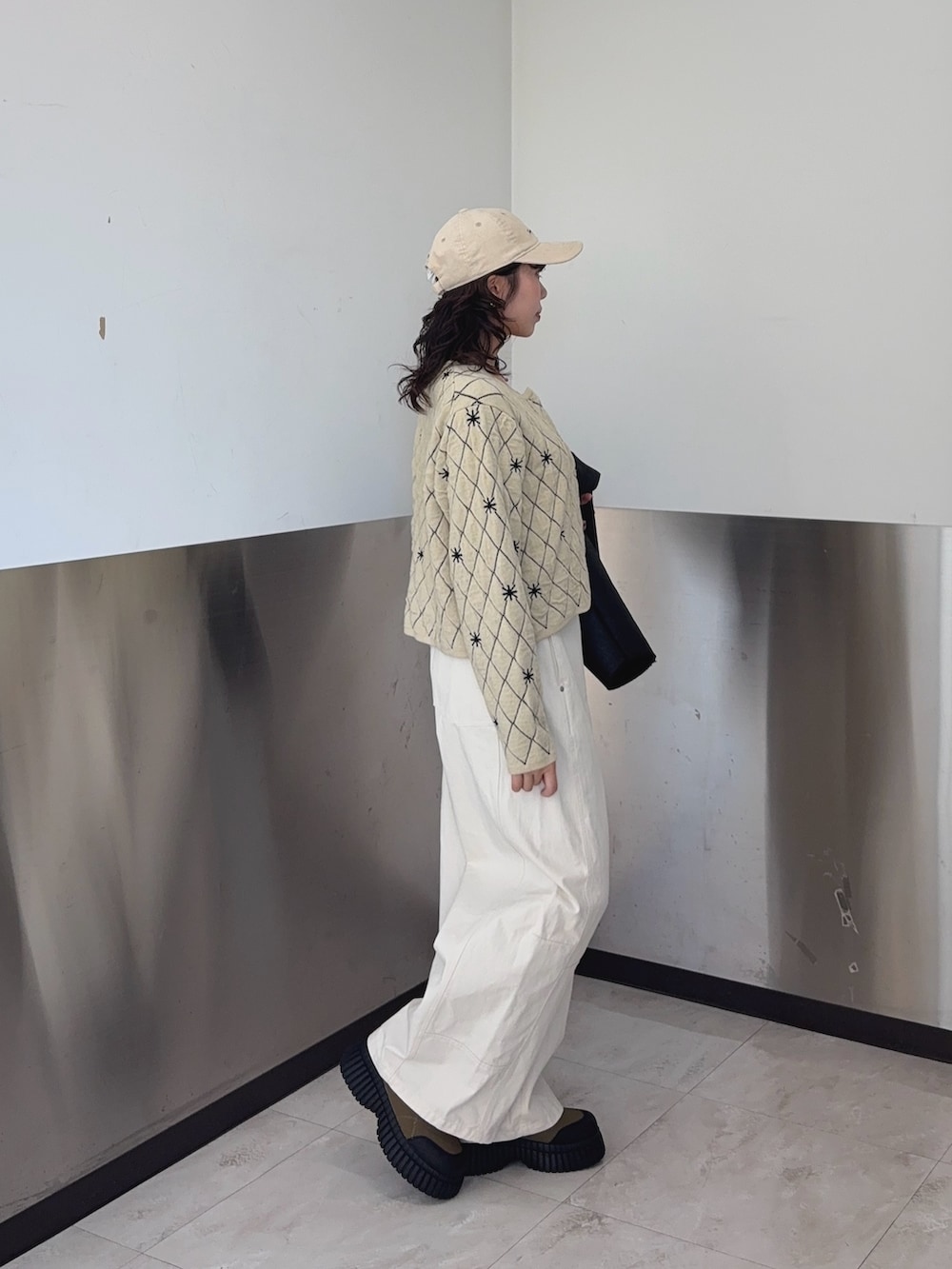 ベージュ系のニット/セーター、ホワイト系のその他パンツ、グリーン系のスニーカーを着用したレディースの秋コーディネートの2枚目の写真