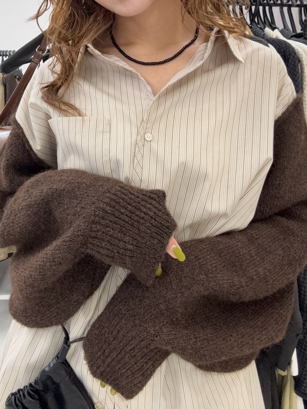 ベージュ系のシャツ/ブラウスを着用したレディースの秋コーディネートの4枚目の写真