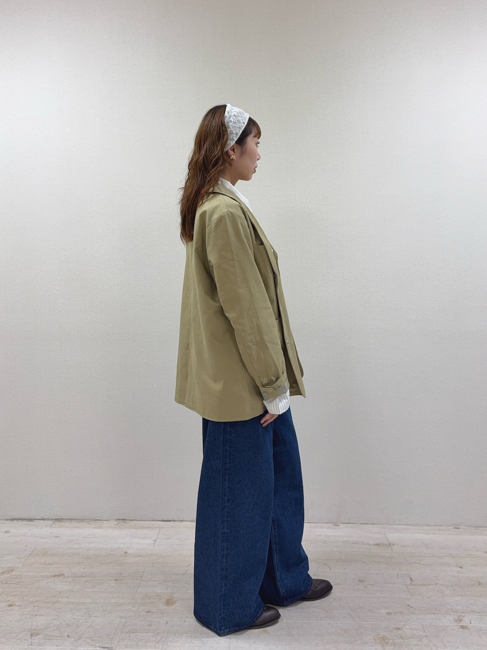 ベージュ系のその他アウター、ホワイト系のシャツ/ブラウス、ブルー系のデニムパンツを着用したレディースの秋コーディネートの2枚目の写真