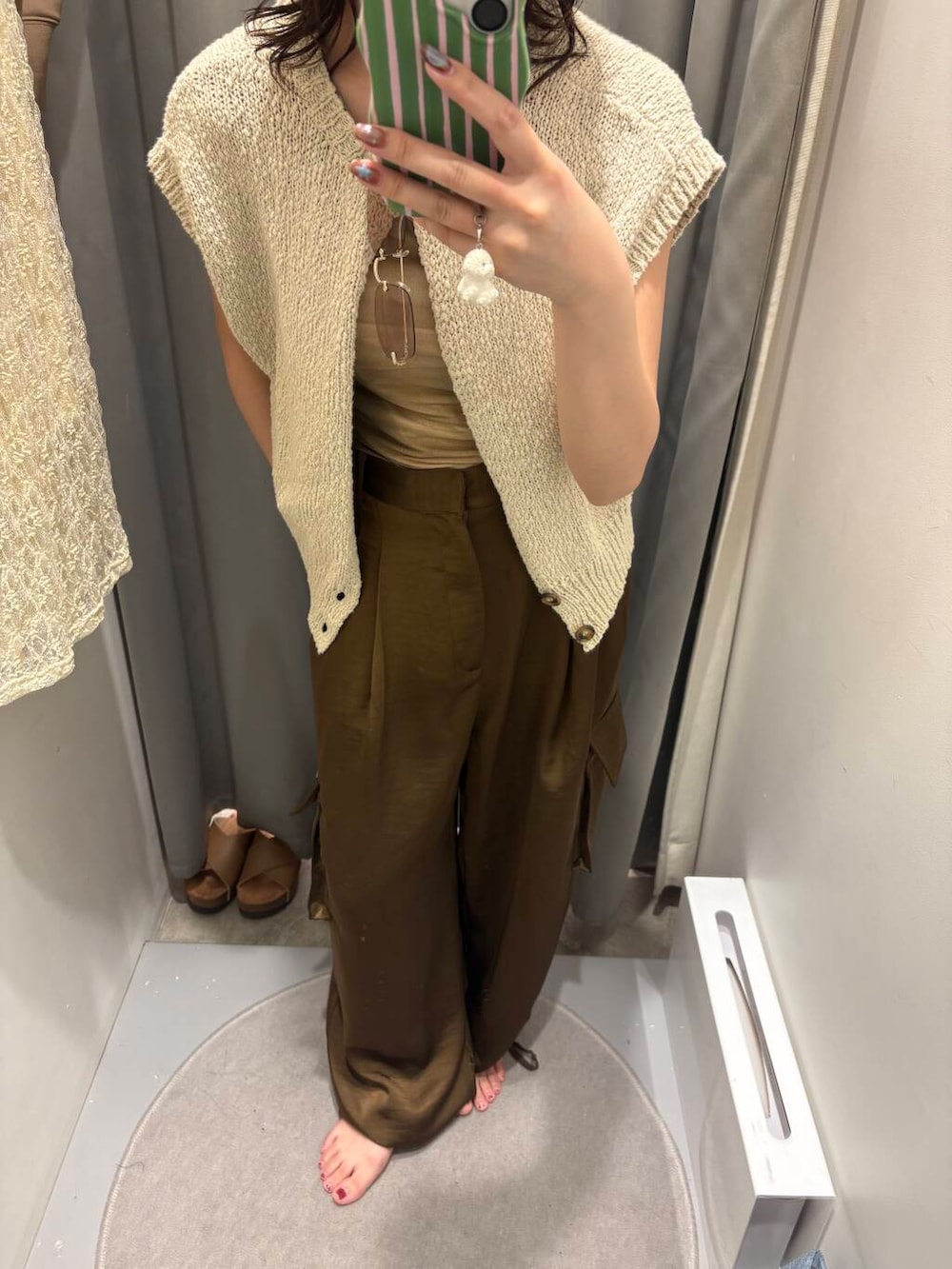 ベージュ系のニット/セーター、ブラウン系のその他パンツを着用したレディースの夏コーディネートの2枚目の写真