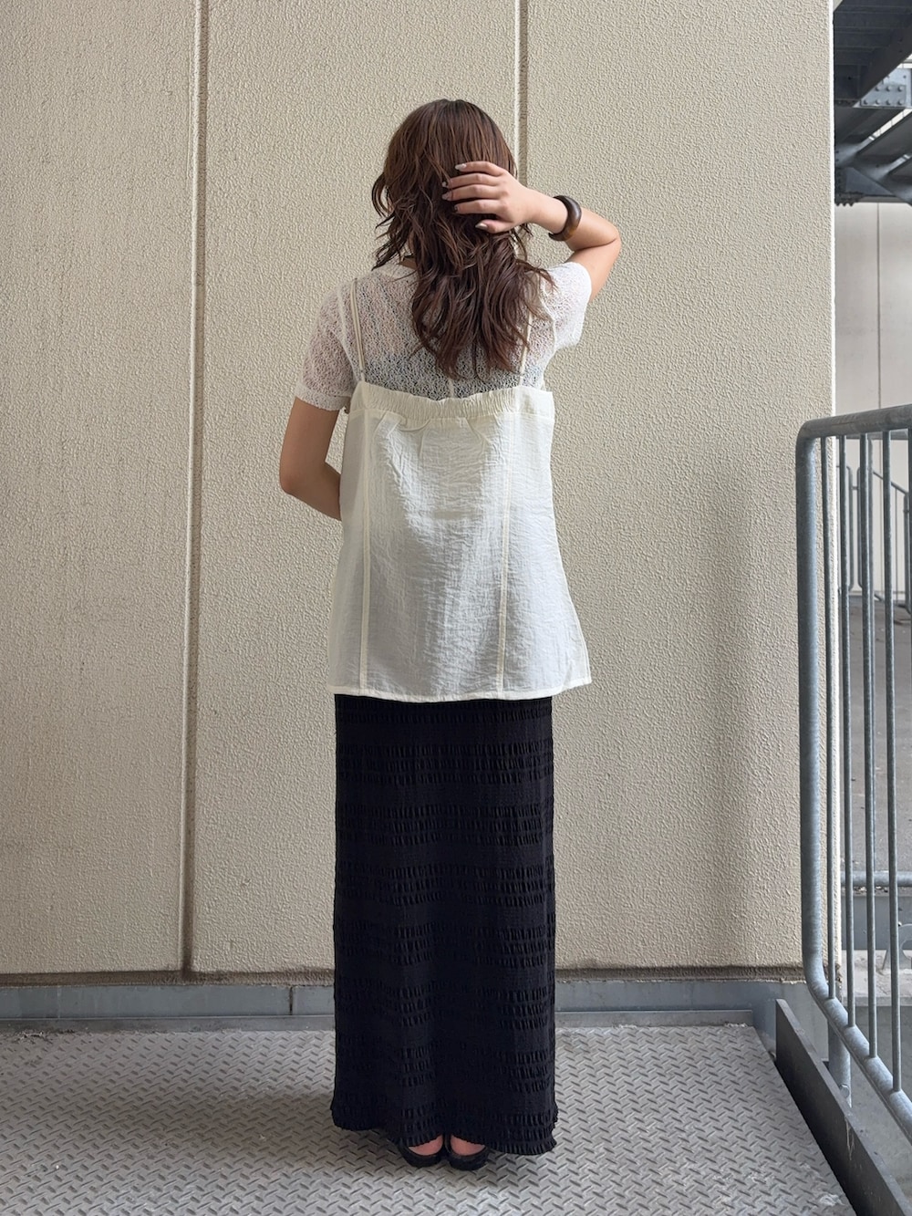 ホワイト系のTシャツ/カットソー、ブラック系のスカート、ブラック系のハンドバッグを着用したレディースの夏コーディネートの3枚目の写真