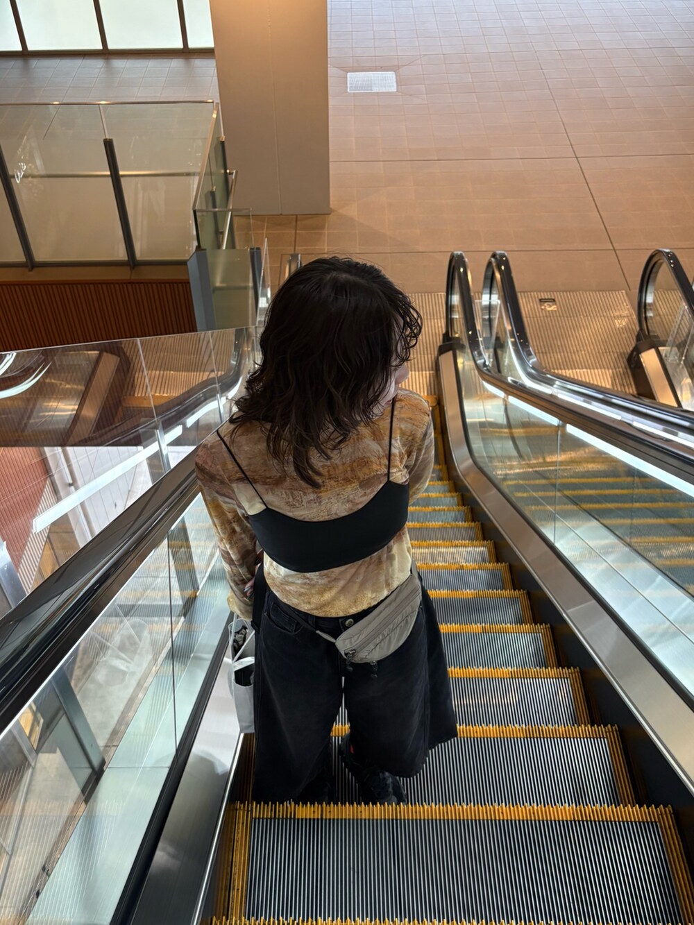 ベージュ系のカーディガン/ボレロ、ブラック系のブラジャーを着用したレディースの秋コーディネートの3枚目の写真