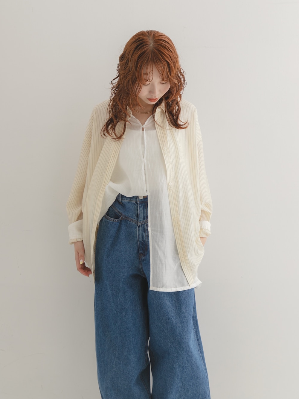 ホワイト系のシャツ/ブラウス、ブルー系のデニムパンツを着用したレディースの夏コーディネートの4枚目の写真