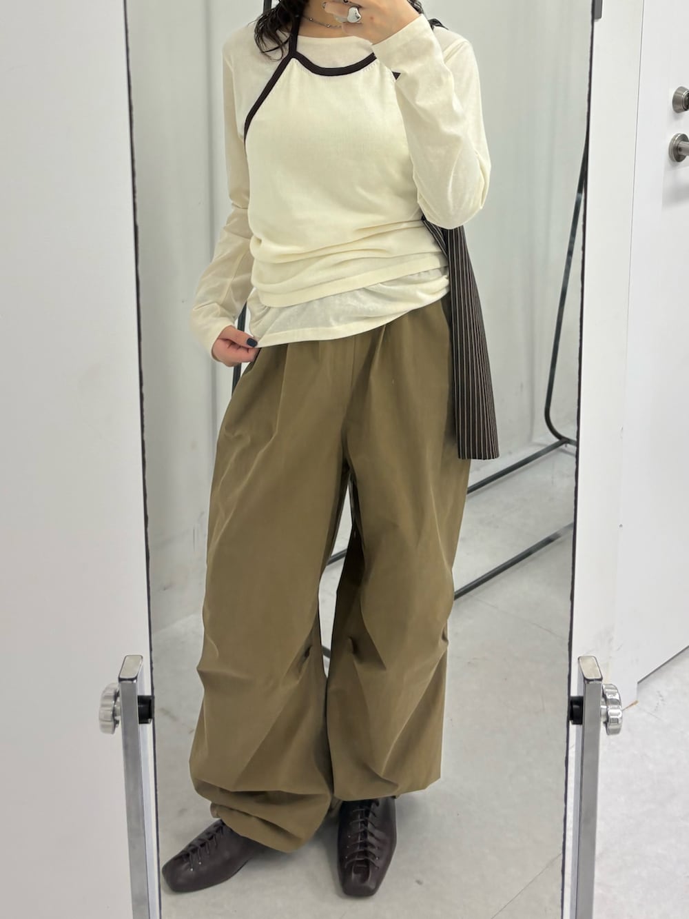 グリーン系のその他パンツ、ブラック系のその他シューズ、ブラック系のショルダーバッグを着用したレディースの冬コーディネートの4枚目の写真