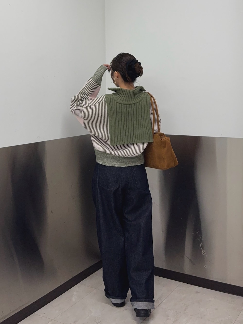 グリーン系のニット/セーター、ブルー系のデニムパンツ、ブラウン系のその他シューズを着用したレディースの秋コーディネートの4枚目の写真